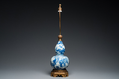 Vase de forme double gourde en porcelaine de Chine en bleu et blanc mont&eacute; comme lampe, &eacute;poque Transition