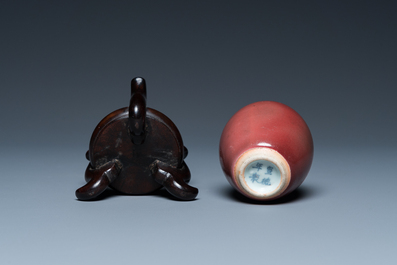 Een Chinees monochroom koperrood vaasje, Xuande merk, 19e eeuw