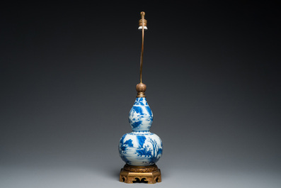 Een Chinese blauw-witte kalebasvaas tot lamp gemonteerd, Transitie periode
