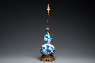 Vase de forme double gourde en porcelaine de Chine en bleu et blanc mont&eacute; comme lampe, &eacute;poque Transition