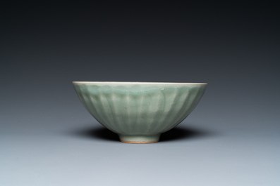 Un bol en forme de lotus et un plat en porcelaine de Chine c&eacute;ladon de Longquan, Song ou post&eacute;rieur