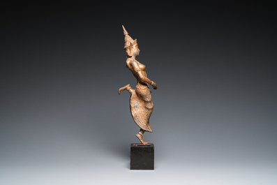 Een Thaise vergulde bronzen sculptuur van een Khon danseres, 19e eeuw