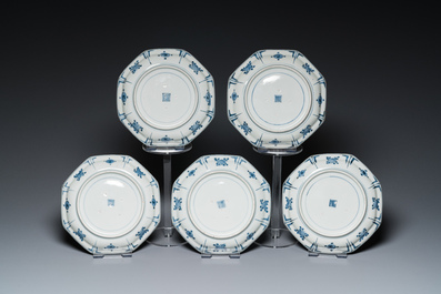 Vijf blauw-witte Japanse Arita octagonale borden voor de theeceremonie, Edo, 18e eeuw