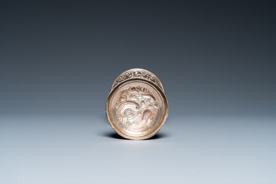 Un gobelet monogramm&eacute; et un plat tripod de forme octogonale en argent, Chine, 19/20&egrave;me