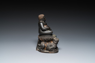 Een Thaise bronzen Boeddha met sporen van vergulding, 19e eeuw