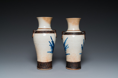 Deux paires de vases en porcelaine de Chine famille verte et en gr&egrave;s de Nankin, 19&egrave;me
