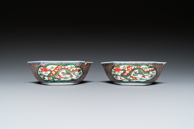 Paire de bols de forme hexagonale &agrave; d&eacute;cor de dragons en porcelaine de Japon pour le march&eacute; chinois, marque de Xuande, Edo, 17&egrave;me
