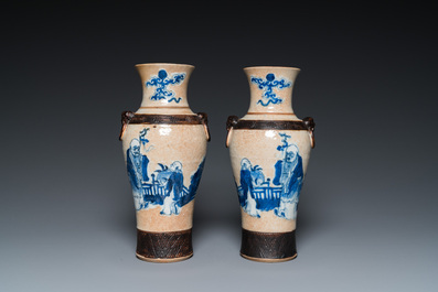 Deux paires de vases en porcelaine de Chine famille verte et en gr&egrave;s de Nankin, 19&egrave;me