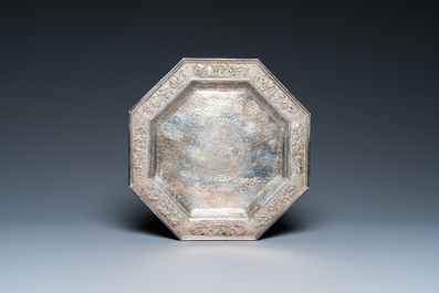 Een Chinese zilveren beker met monogram en een octagonale schotel op drie pootjes, 19/20e eeuw