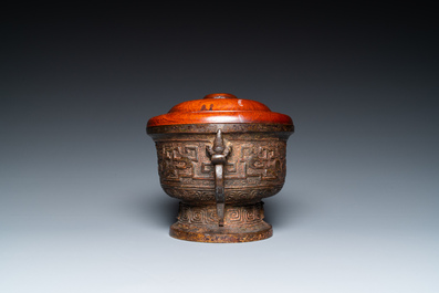Een Chinese bronzen archa&iuml;sche wierookbrander met later houten deksel, Ming