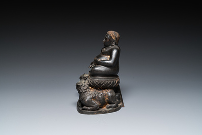 Een Thaise bronzen Boeddha met sporen van vergulding, 19e eeuw