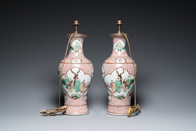 Paire de vases en porcelaine de Chine wucai &agrave; sujet figuratif, 19&egrave;me