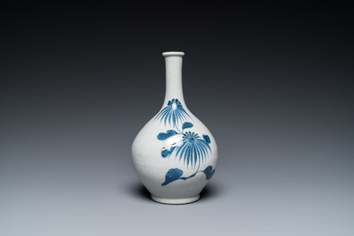 Three Japanese porcelain dishes and a vase, Edo, 17/19th C.