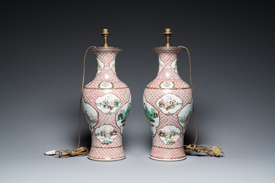 Paire de vases en porcelaine de Chine wucai &agrave; sujet figuratif, 19&egrave;me