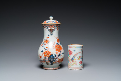 Une grande verseuse couverte en porcelaine de Chine de style Imari et une chope en famille rose, Qianlong