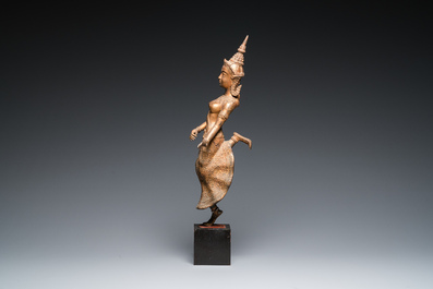 Een Thaise vergulde bronzen sculptuur van een Khon danseres, 19e eeuw