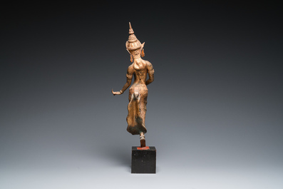 Een Thaise vergulde bronzen sculptuur van een Khon danseres, 19e eeuw