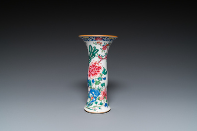 Deux paires d'assiettes et un vase en porcelaine de Chine famille rose, Qianlong