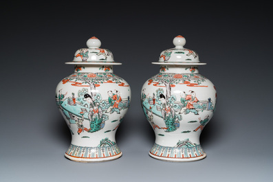 Deux paires de vases en porcelaine de Chine famille verte et en gr&egrave;s de Nankin, 19&egrave;me