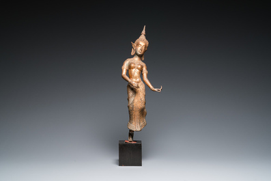 Een Thaise vergulde bronzen sculptuur van een Khon danseres, 19e eeuw