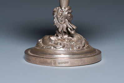 Un gobelet monogramm&eacute; et un plat tripod de forme octogonale en argent, Chine, 19/20&egrave;me