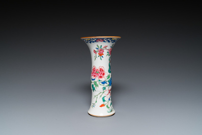 Deux paires d'assiettes et un vase en porcelaine de Chine famille rose, Qianlong