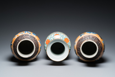 Un vase de forme rouleau en porcelaine de Chine famille rose de Canton et une paire de vases dite 'de Nankin', 19&egrave;me