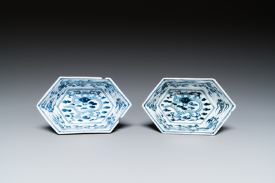 Paire de bols de forme hexagonale &agrave; d&eacute;cor de dragons en porcelaine de Japon pour le march&eacute; chinois, marque de Xuande, Edo, 17&egrave;me