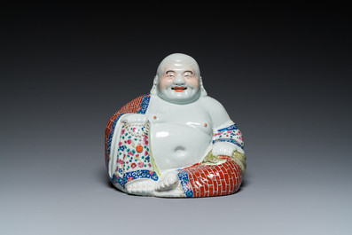 Bouddha en porcelaine de Chine famille rose, marque en creux, 19/20&egrave;me