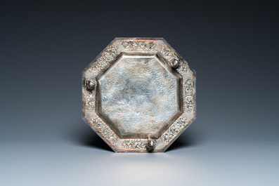 Un gobelet monogramm&eacute; et un plat tripod de forme octogonale en argent, Chine, 19/20&egrave;me