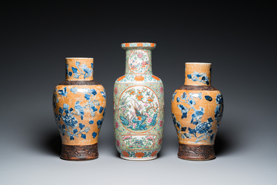 Een Chinese Canton famille rose rouleau vaas en een paar Nanking vazen, 19e eeuw