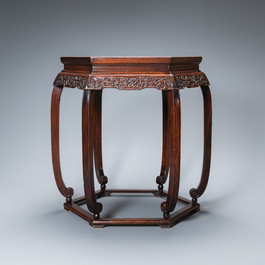 Table de forme hexagonale en bois sculpt&eacute;, Chine, Qing