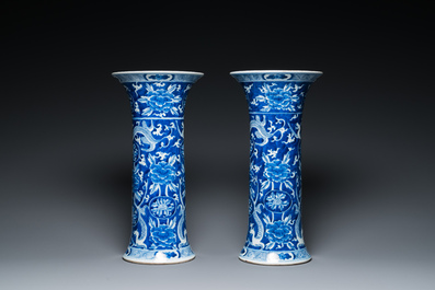 Paire de vases en porcelaine de Chine en bleu et blanc &agrave; d&eacute;cor de dragons, 19&egrave;me