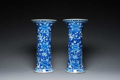 Paire de vases en porcelaine de Chine en bleu et blanc &agrave; d&eacute;cor de dragons, 19&egrave;me