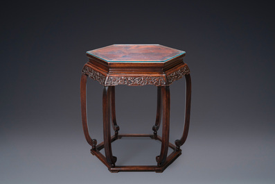 Table de forme hexagonale en bois sculpt&eacute;, Chine, Qing