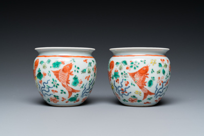 A pair of small Chinese wucai 'carps' jardini&egrave;res, 19th C.