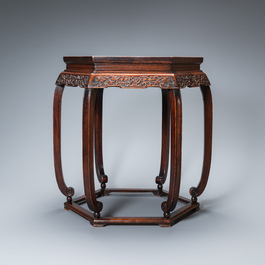 Table de forme hexagonale en bois sculpt&eacute;, Chine, Qing