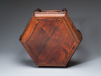 Table de forme hexagonale en bois sculpt&eacute;, Chine, Qing