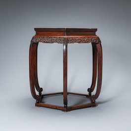 Table de forme hexagonale en bois sculpt&eacute;, Chine, Qing