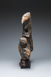 Een uitzonderlijk grote Chinese 'gongshi' of 'scholar's rock' op houten sokkel, wellicht Qing
