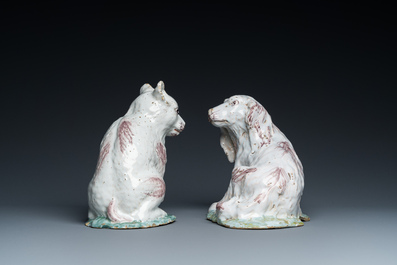 Twee Brusselse aardewerken sculpturen van een hond en een kat, wellicht atelier Mombaers, 2e helft 18e eeuw