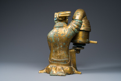 Een grote Chinese vergulde bronzen olielamp in de vorm van een knielende figuur, naar Han Dynastie voorbeeld