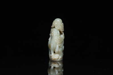 B&eacute;lier en jade c&eacute;ladon tach&eacute; de rouille sur socle en bois, Chine, 19&egrave;me