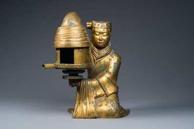 Een grote Chinese vergulde bronzen olielamp in de vorm van een knielende figuur, naar Han Dynastie voorbeeld