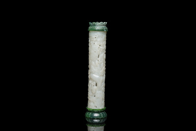Een Chinese geurfles in witte jade met spinaziegroene jade top en basis, Qing