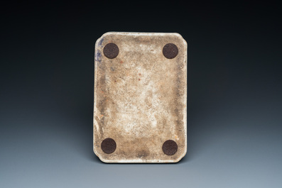 Plateau de forme rectangulaire en porcelaine de Chine qianjiang cai, sign&eacute; Yu Zi Ming 俞子明, dat&eacute; 1903