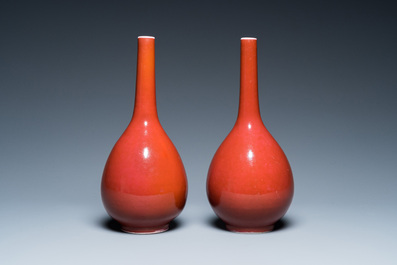 Een paar Chinese monochrome koperrode flesvormige vazen, 19e eeuw
