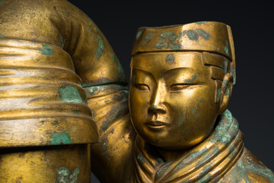 Een grote Chinese vergulde bronzen olielamp in de vorm van een knielende figuur, naar Han Dynastie voorbeeld