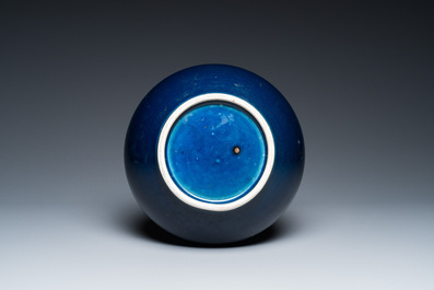 Vase de forme bouteille en porcelaine de Chine en bleu monochrome, 18/19&egrave;me