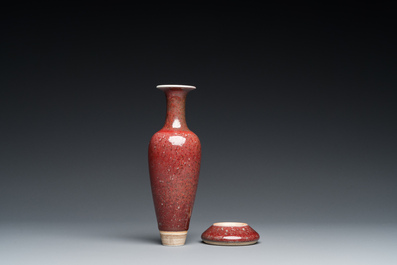 Une bo&icirc;te, un lave-pinceaux et un vase en porcelaine de Chine en rouge de cuivre monochrome et &agrave; &eacute;mail dite 'fleur de p&ecirc;cher', 19/20&egrave;me